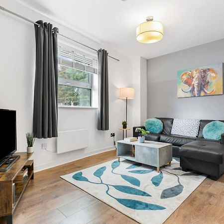 Spacious 1 Bedroom Apartment In Central ווקינג מראה חיצוני תמונה