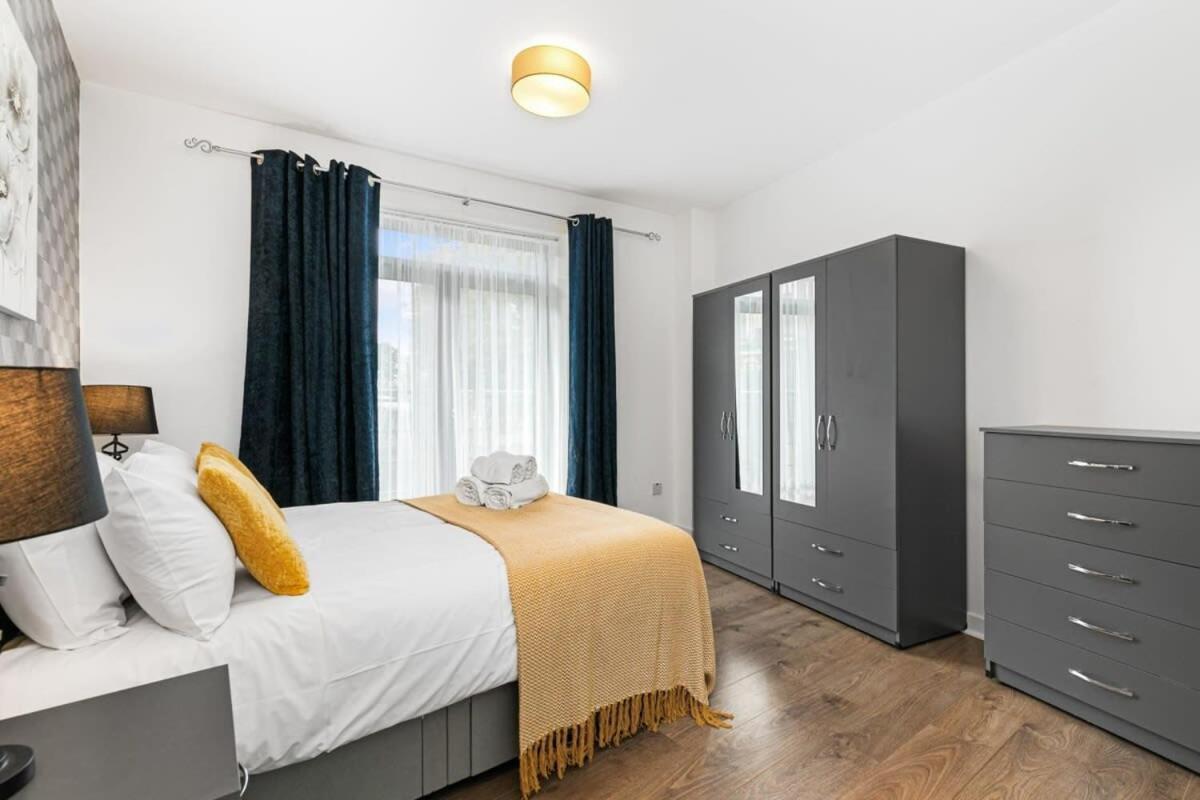 Spacious 1 Bedroom Apartment In Central ווקינג מראה חיצוני תמונה