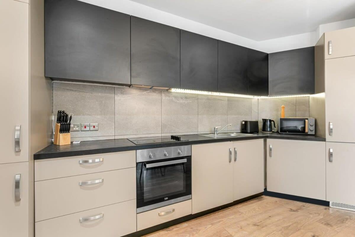 Spacious 1 Bedroom Apartment In Central ווקינג מראה חיצוני תמונה