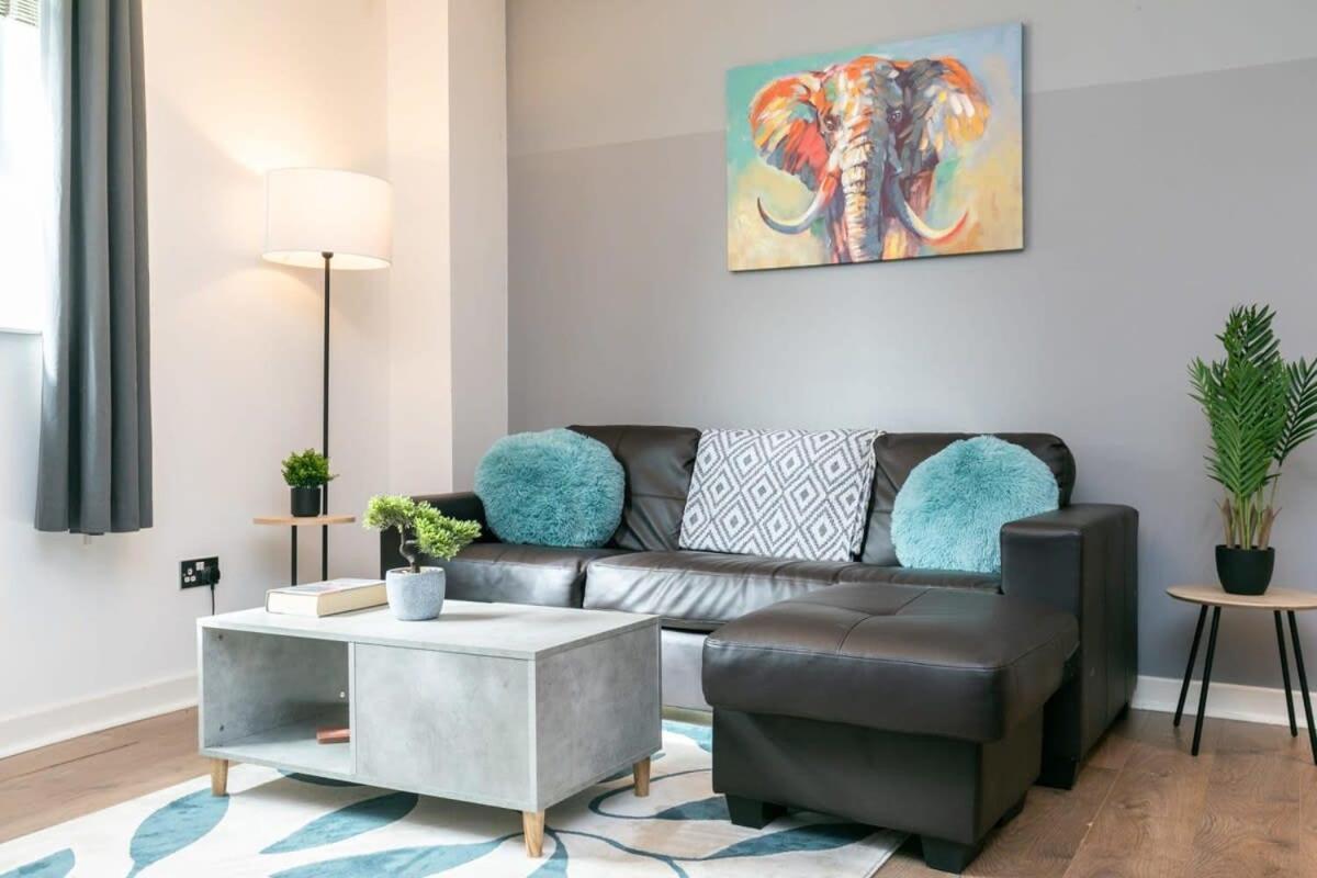 Spacious 1 Bedroom Apartment In Central ווקינג מראה חיצוני תמונה