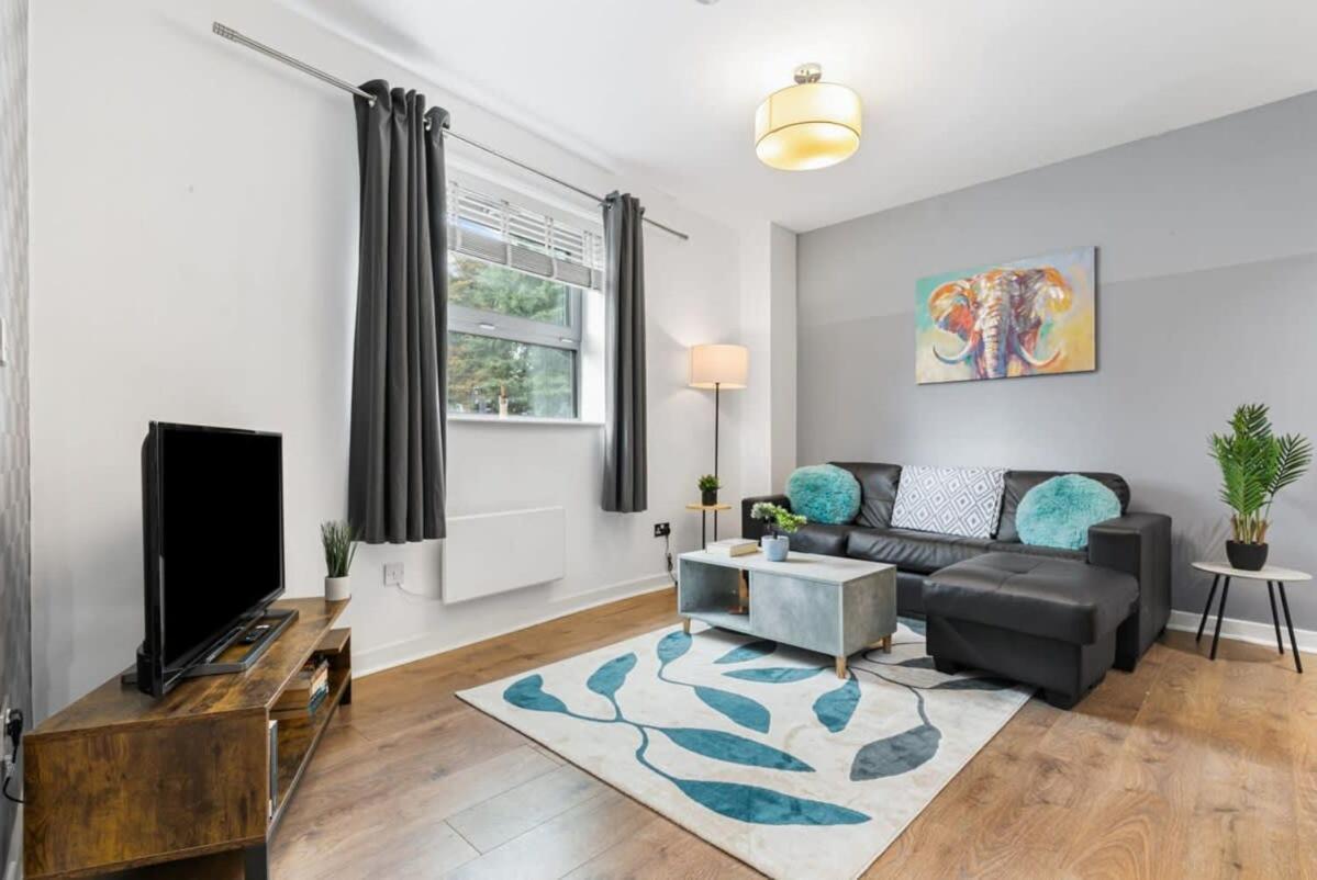 Spacious 1 Bedroom Apartment In Central ווקינג מראה חיצוני תמונה