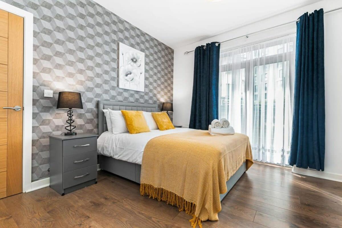 Spacious 1 Bedroom Apartment In Central ווקינג מראה חיצוני תמונה